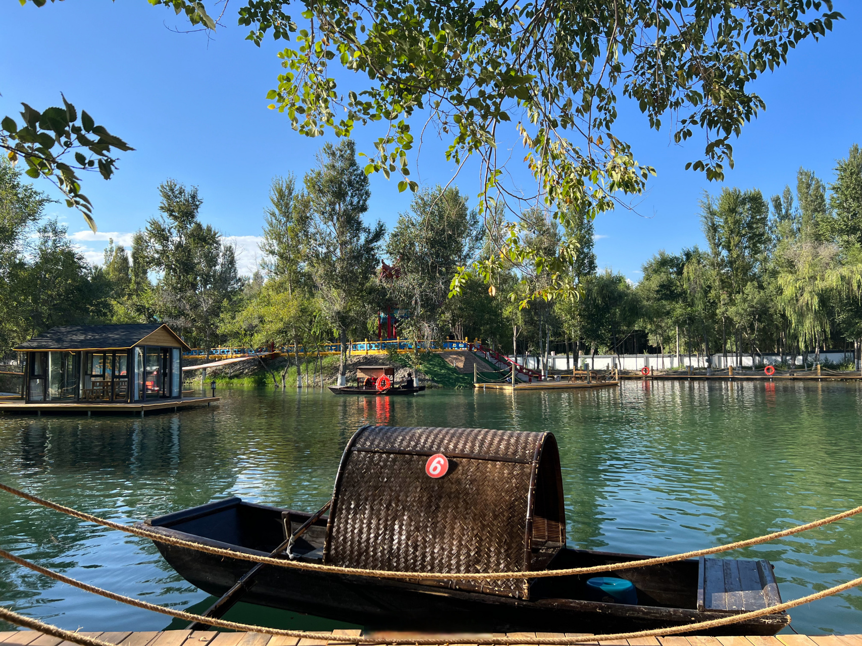 位于大漠戈壁的博乐市,不仅兼具西北城市的壮丽,还有着江南城市的柔美