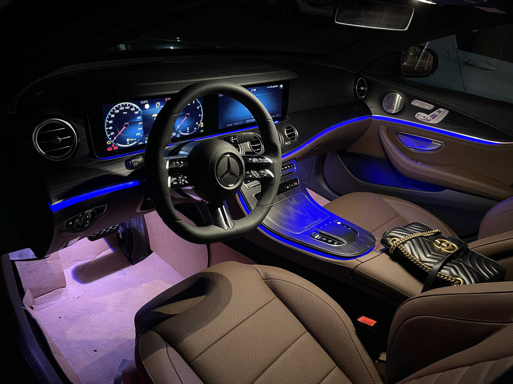 奔驰e300  尊贵运动2021改款一些细节 最近私信和评论问的最多的就是