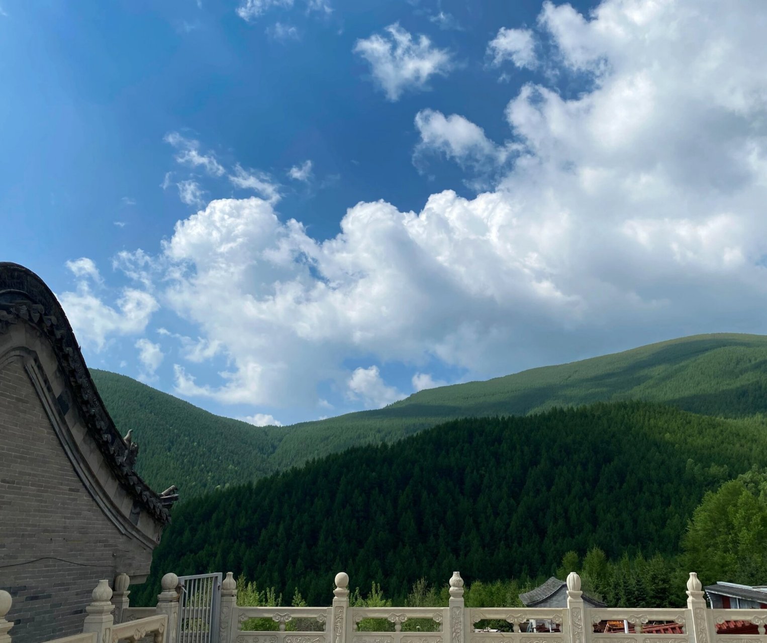 五台山竹林寺简介 竹林寺位于五台山大车沟龙泉寺西,寺宇背依中台