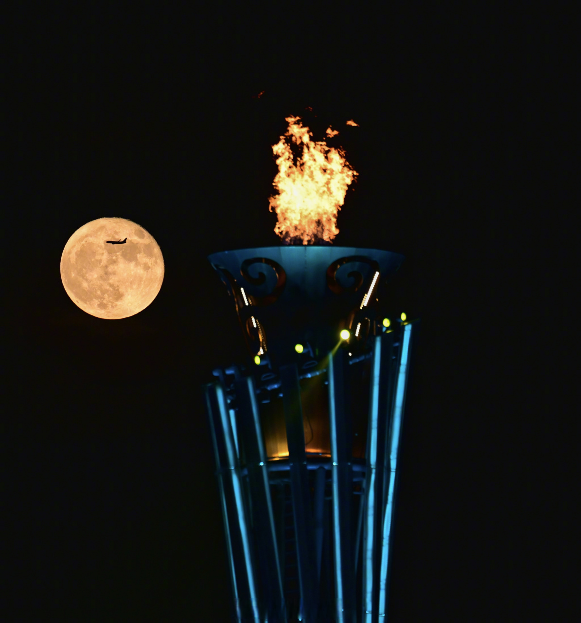 超级月亮与成都大运火炬同框】8月2日晚,成都上空一轮明月高悬天空,在