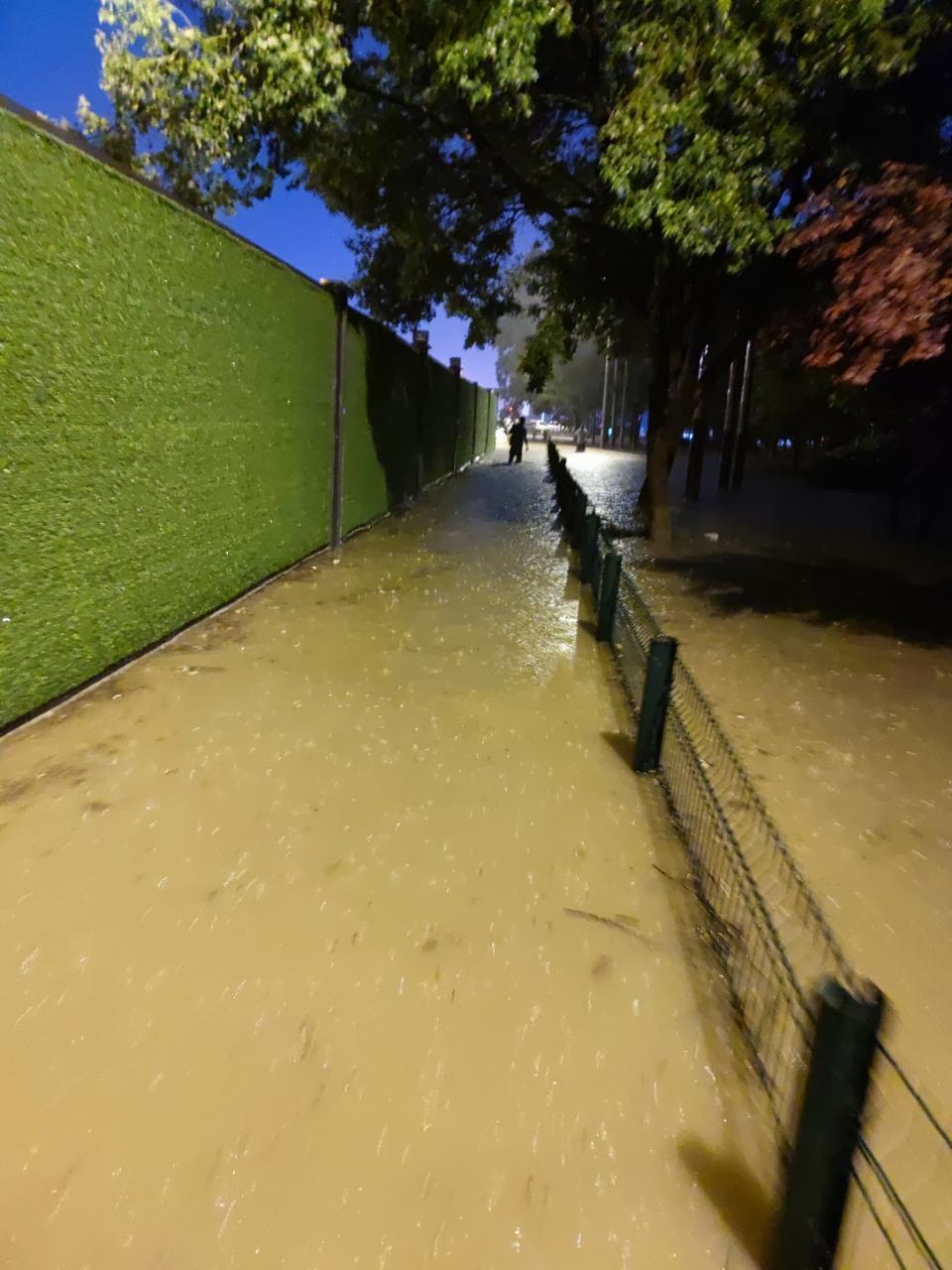 今天的雨有点大,港!  #武汉爆料##武汉暴雨