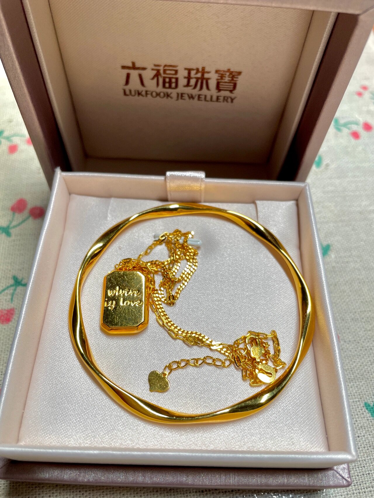 六福珠宝巧克力吊坠项链 百思不得其解,六福珠宝巧克力吊坠牌上的印的