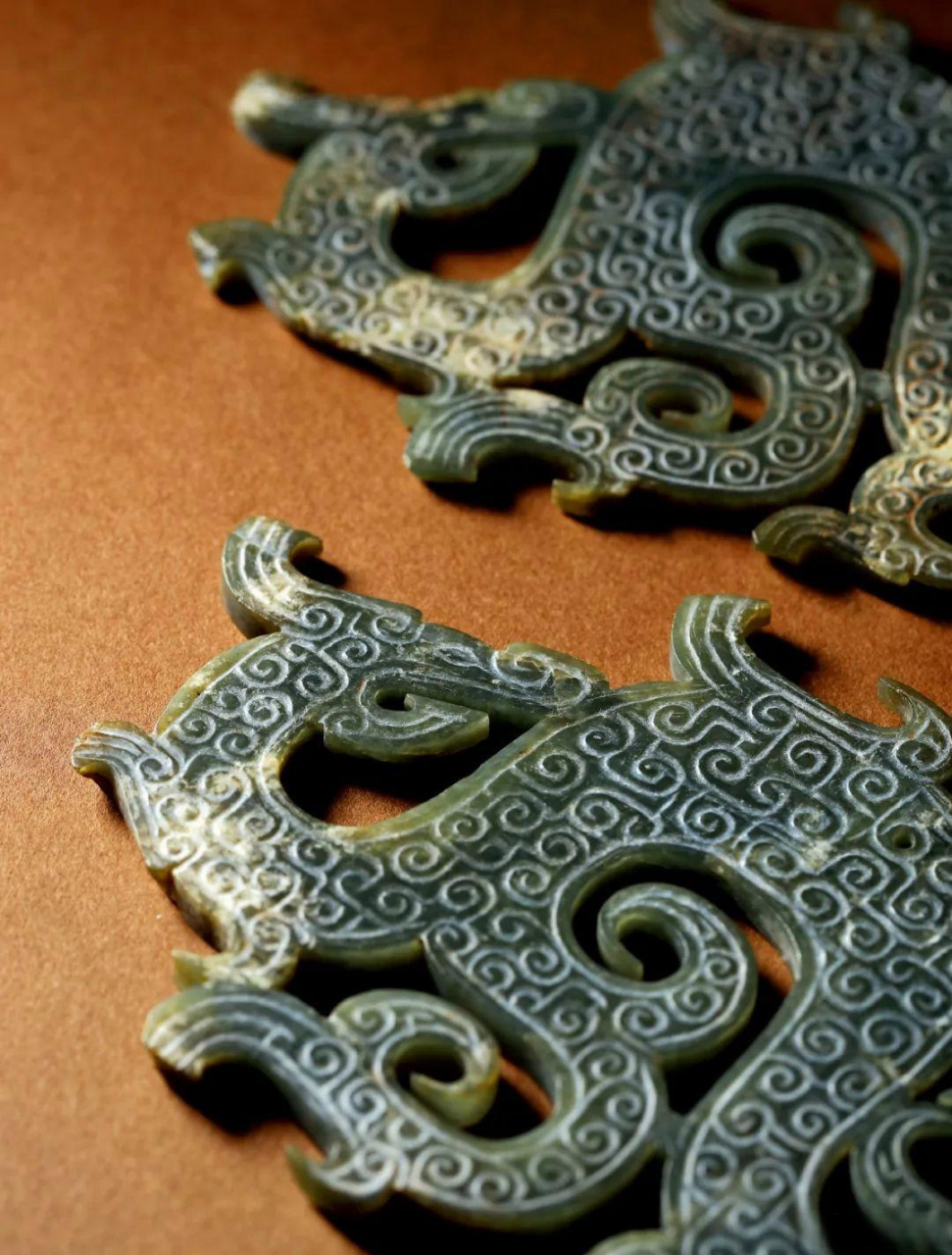 战国青龙双玉佩,西泠的估价是100~120万,最多翻二倍.