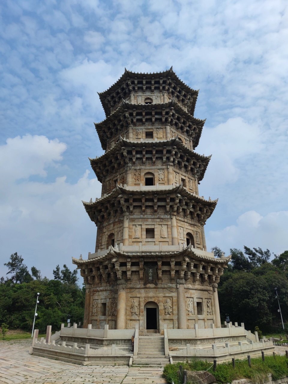 第二站六胜塔,又称万寿塔,俗称"石湖塔",位于石狮市蚶江镇石湖村,是一