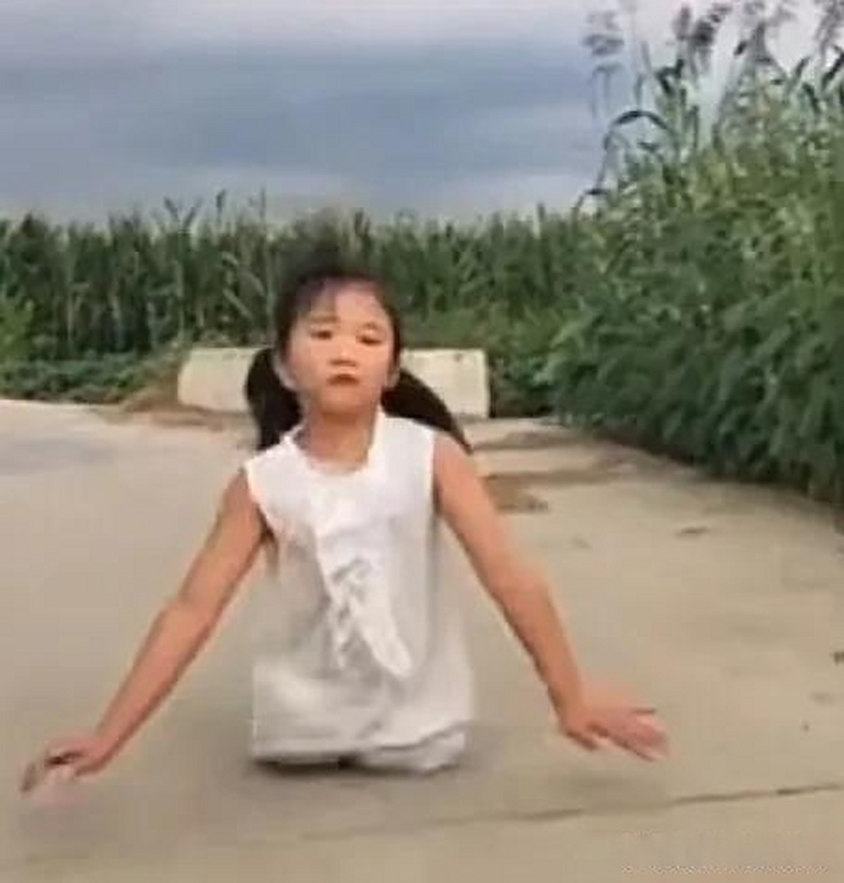 这位无腿女孩名叫小田甜,出生于河南驻马店.