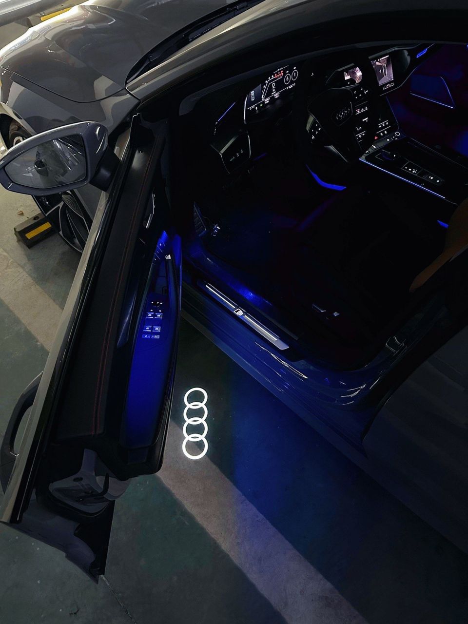 奥迪原厂迎宾灯,车门下面有灯就可以安装,原厂对插无损安装,每次开门