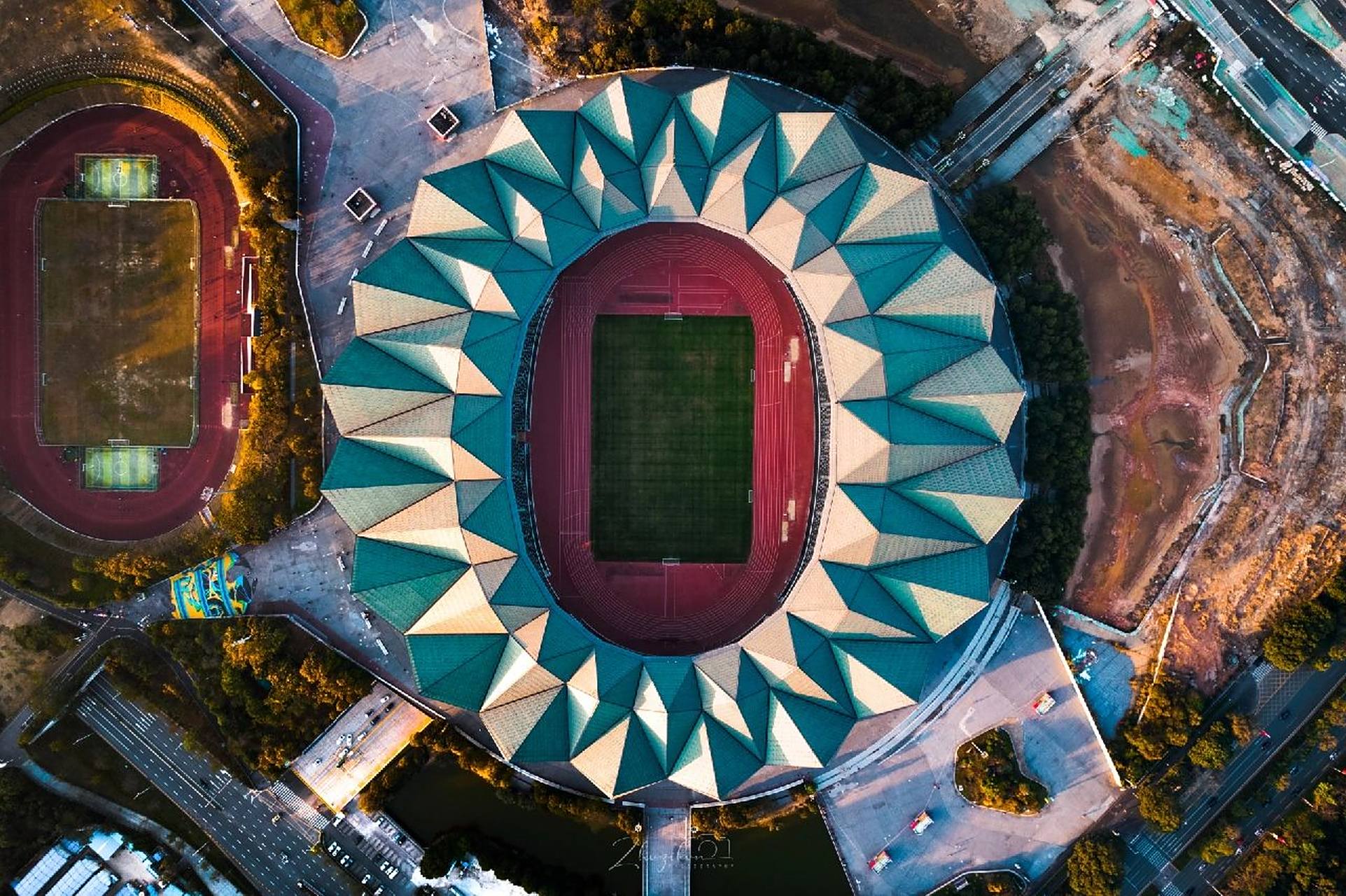 机出去拍照～ 深圳龙岗大运中心是当年深圳举办大运会的时候所建造的