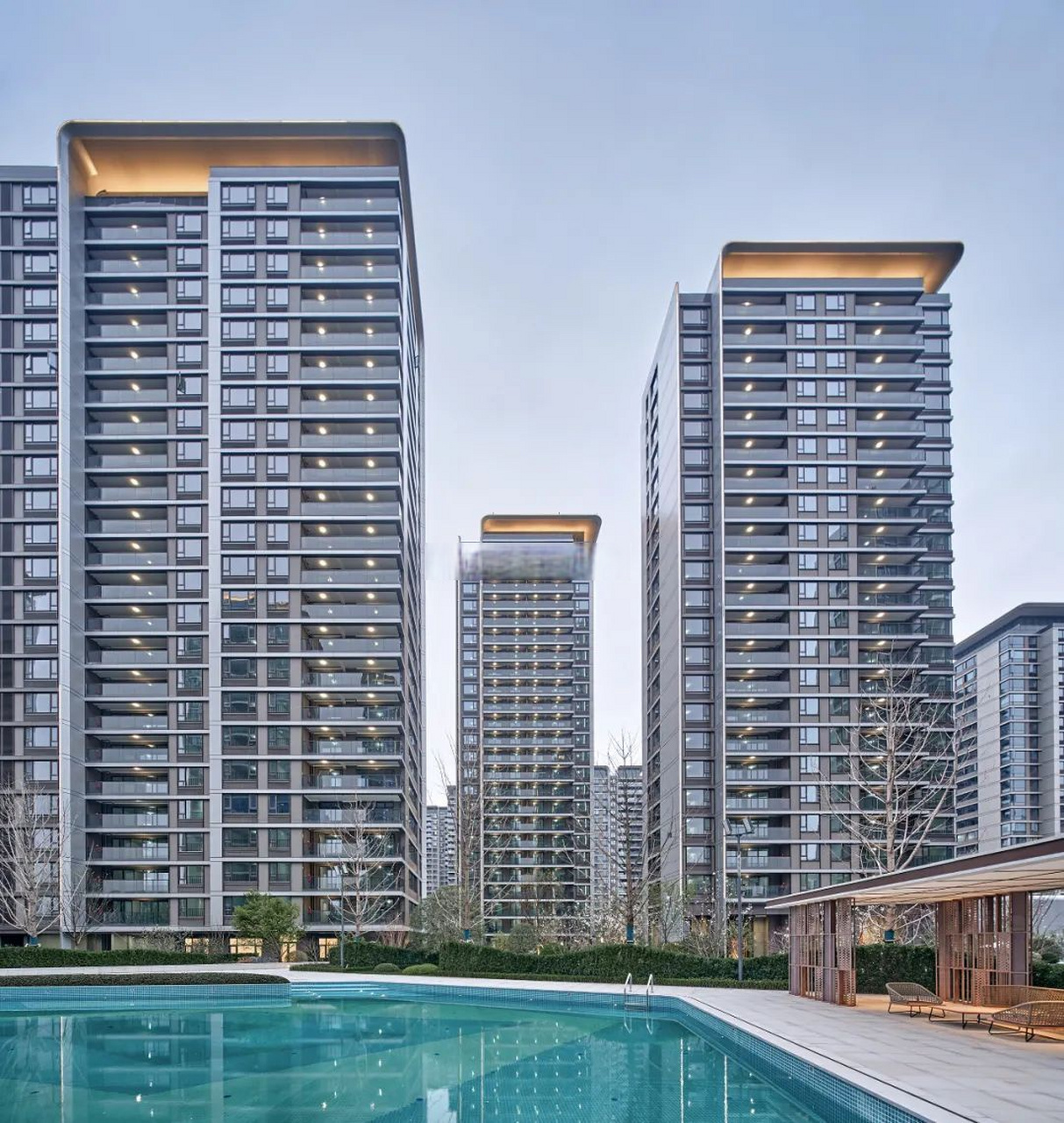 对比一下外地的项目,合肥一些豪宅公建化外立面还是差点意思,现在大