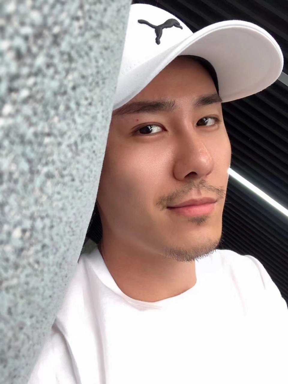 远离网络套路 相片正主一名广告演员,不会在网上加人聊天,更不会跟你