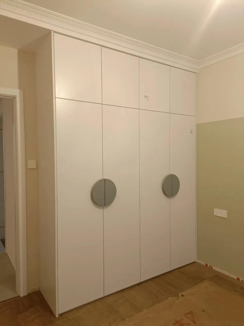 米白色的衣柜,看着像个的小可爱! 喜欢的话可以带回家.