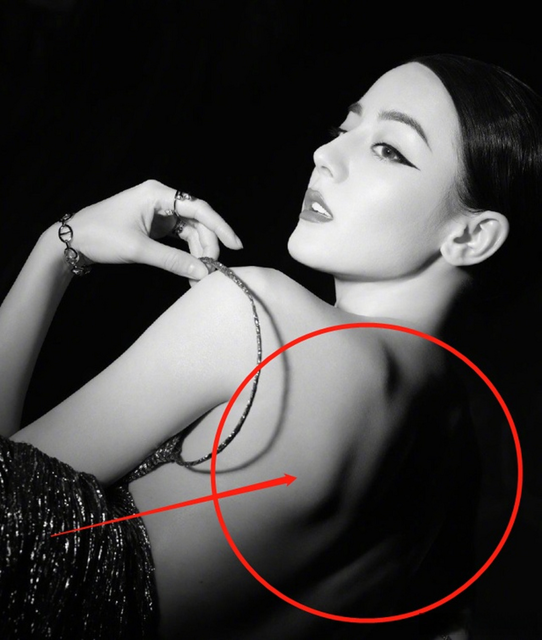 迪丽热巴蝴蝶骨好明显##吃出好身材# 女生身体的不同部位的体脂含量