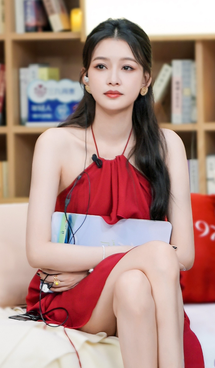 孙怡录制综艺节目《再见爱人》夹得一把好腿