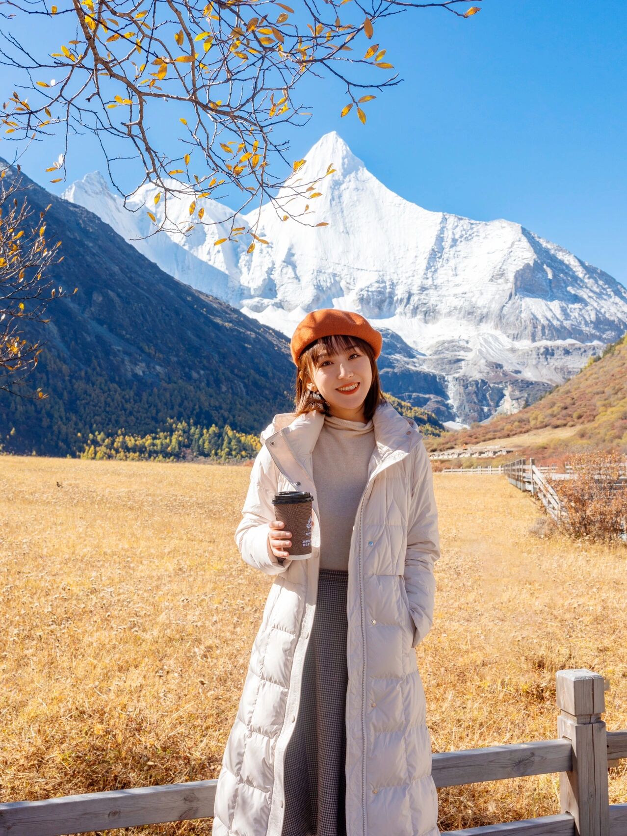 轿 稻城亚丁风景女图像稻城亚丁秋天美女旅行照稻城个人照去稻城亚丁