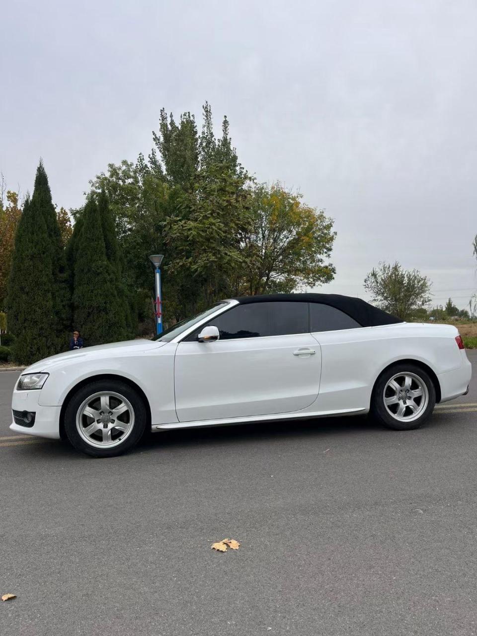 2011年纯进口奥迪a5软顶敞篷跑车,两门四座,新车落地六十多万,2.