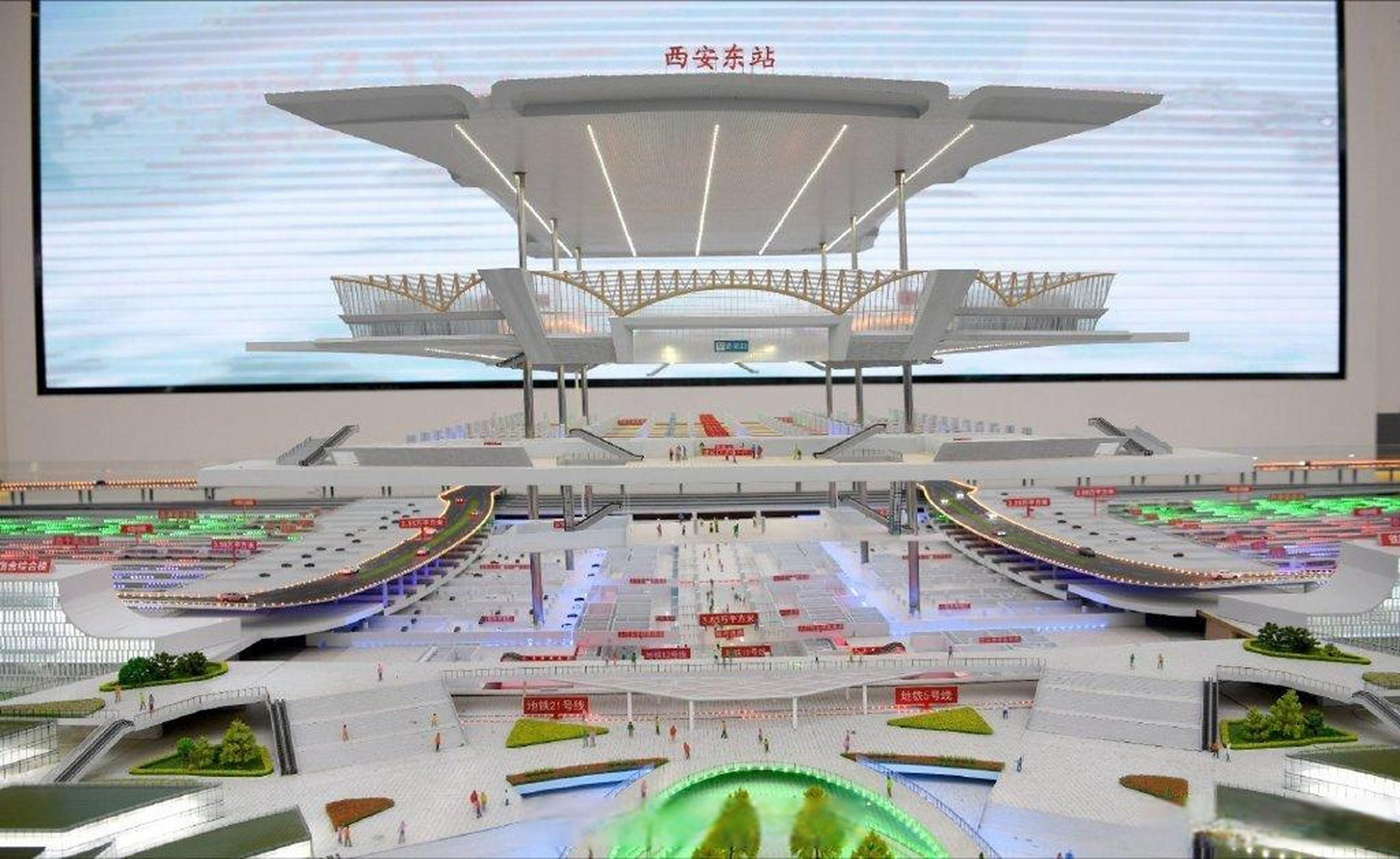 【西安东站站房工程正式开工建设】5月9日,在西安东站站房工程施工