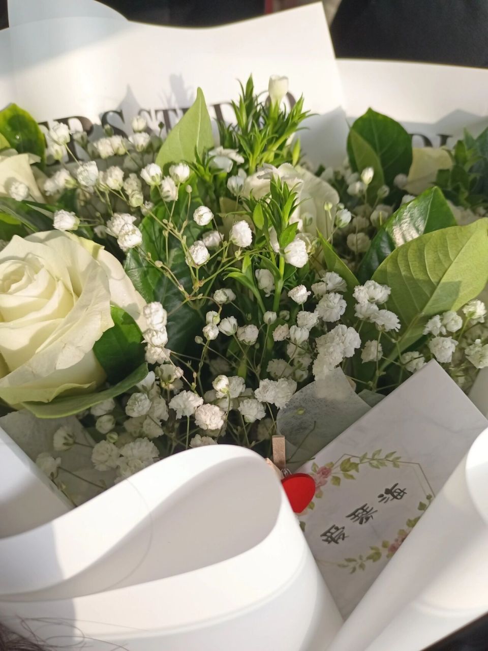 白玫瑰白满天星的花语 白玫瑰配满天星的寓意是单纯的爱恋,白玫瑰有