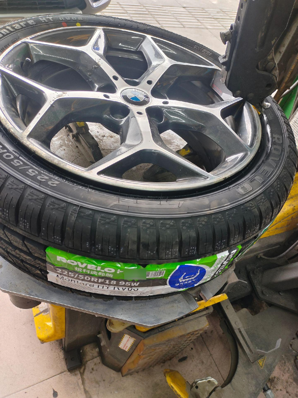 宝马x1 更换 锐科途轮胎225/50r18*2条 防爆胎