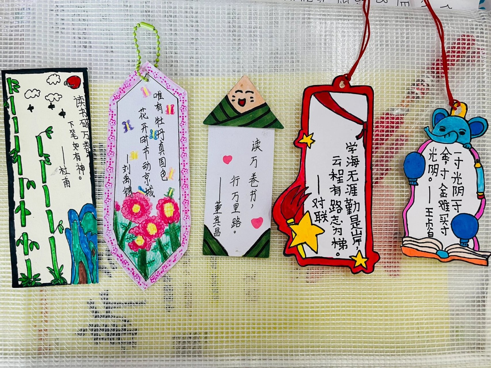 第八单元做书签🔖 周末孩子们的巧手做的书签.