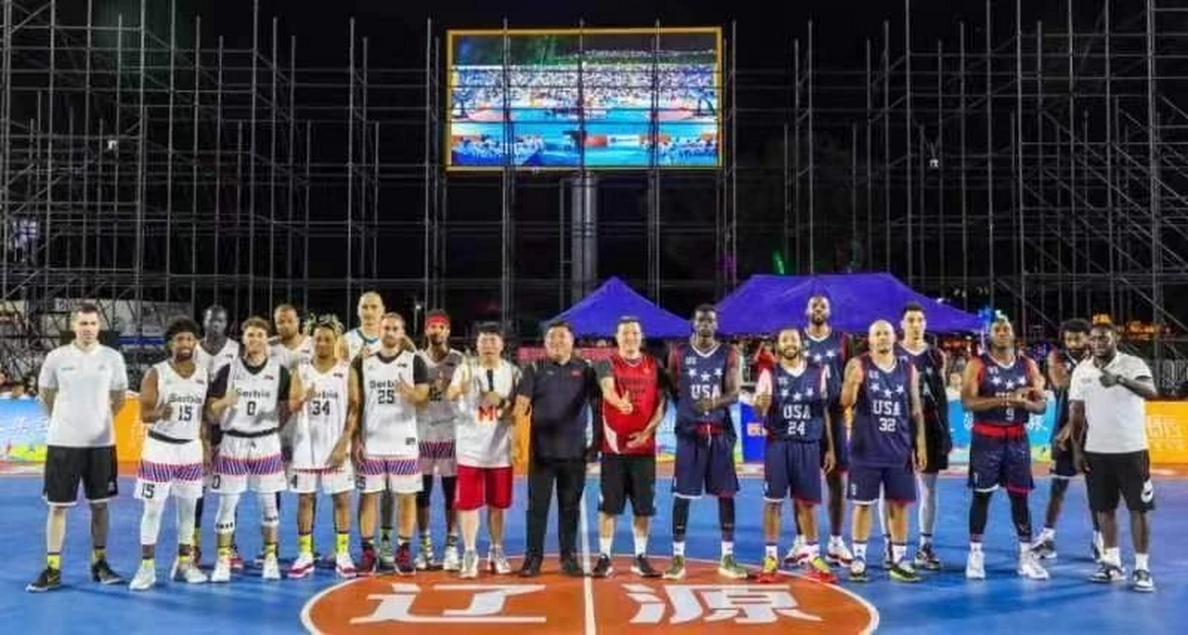 欢乐荟篮球场盛大开赛,国内著名体育解说员杨健亲临现场为比赛解说