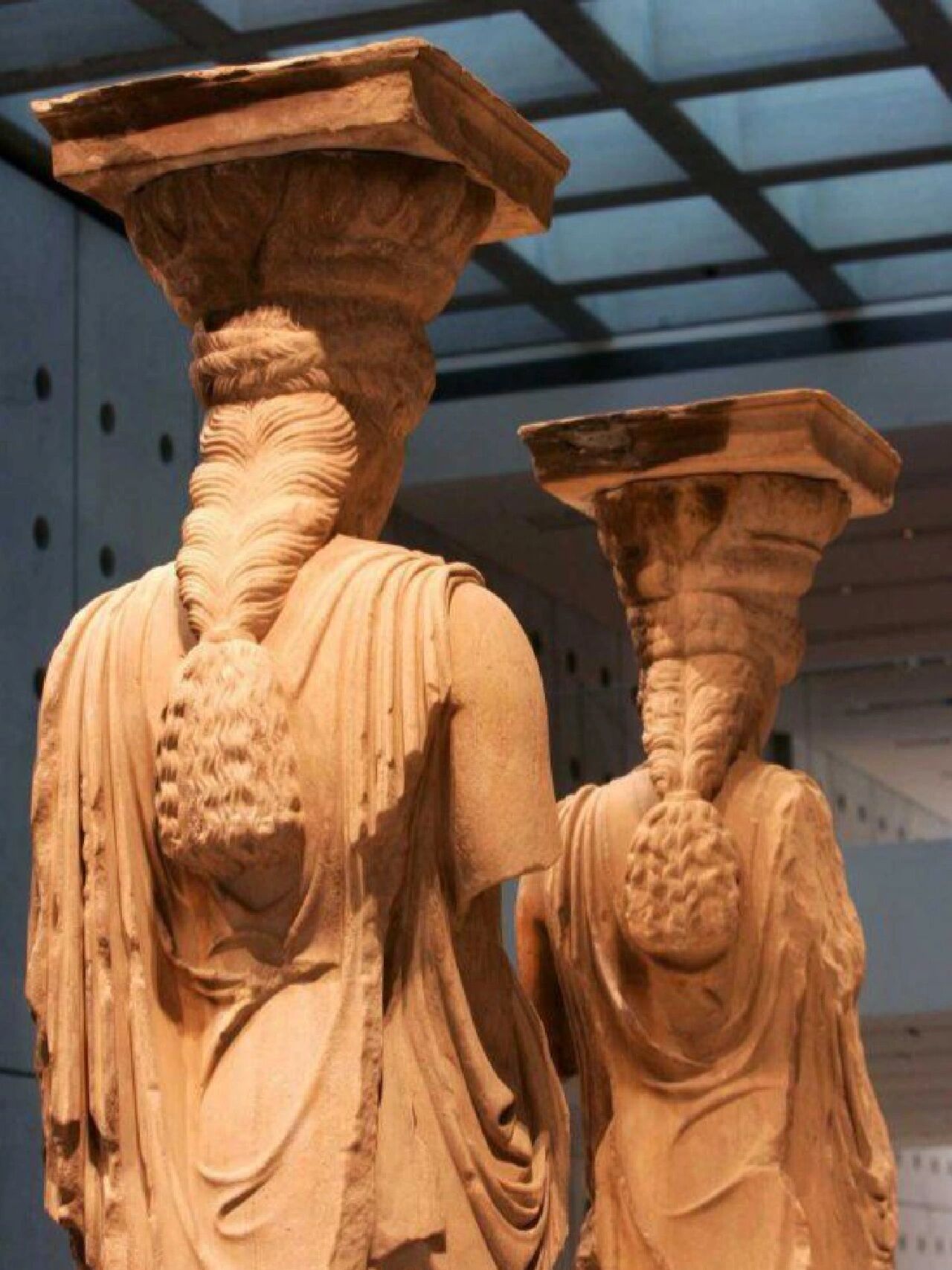 91厄瑞克忒翁神庙女像柱(caryatides),雕刻于公元前421-405年.