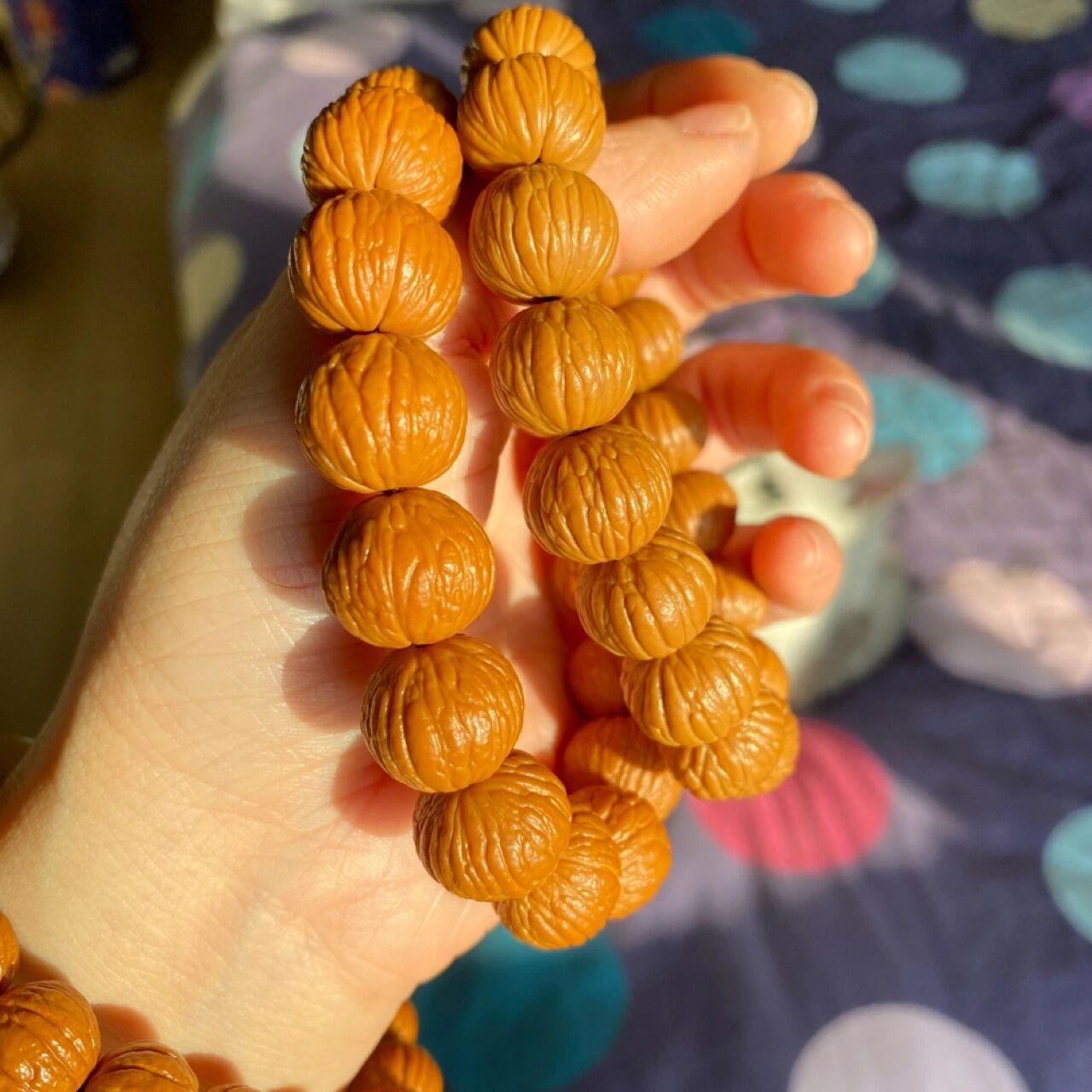 文玩猴头土豪和凤羽怎么区分 左边凤羽右边土豪,凤羽边肚最宽15.