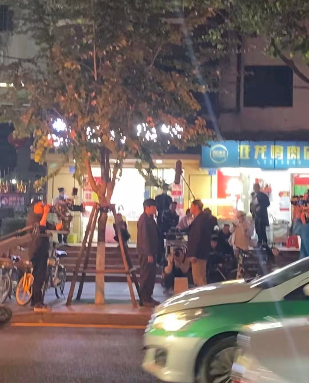 演员佟丽娅,秦昊大晚上出现在厦门禾祥西路段拍戏,千万不要说什么不