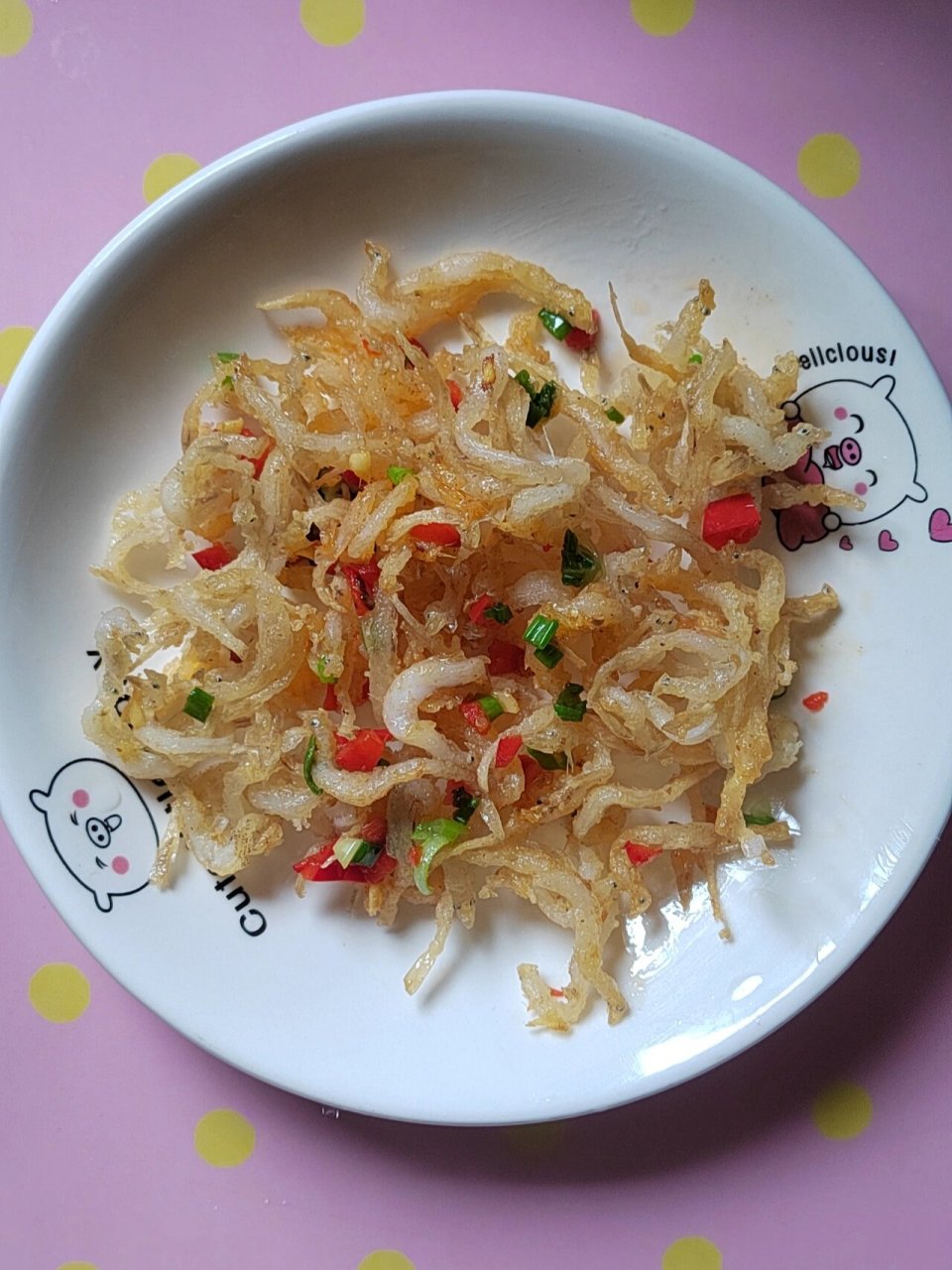 最后把姜和辣椒炒一下,倒入银鱼翻炒均匀,下调味