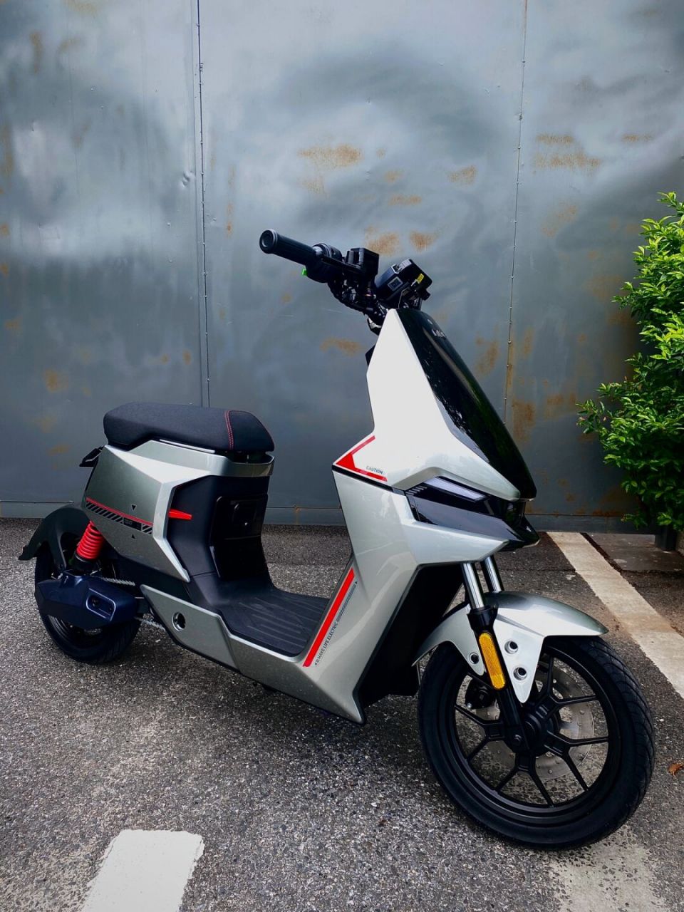 4k档电动车颜值天花板6015小牛f400t 我发现我对这种机甲战斗外型