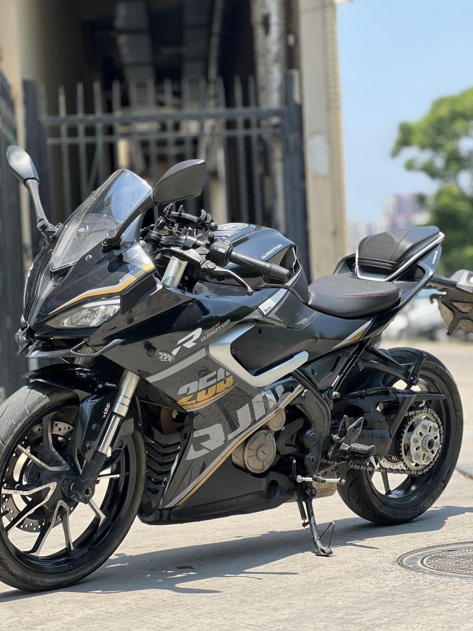 22年钱江赛250犟版,单摇臂,安全行驶六千公里,手续齐全,成色精品,一个