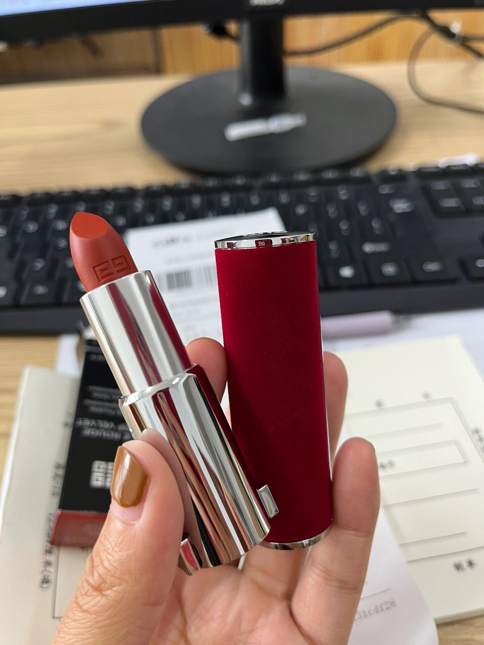 纪梵希n35 上嘴试色 老公买的生日礼物 无美颜无滤镜 刚上嘴觉得有点