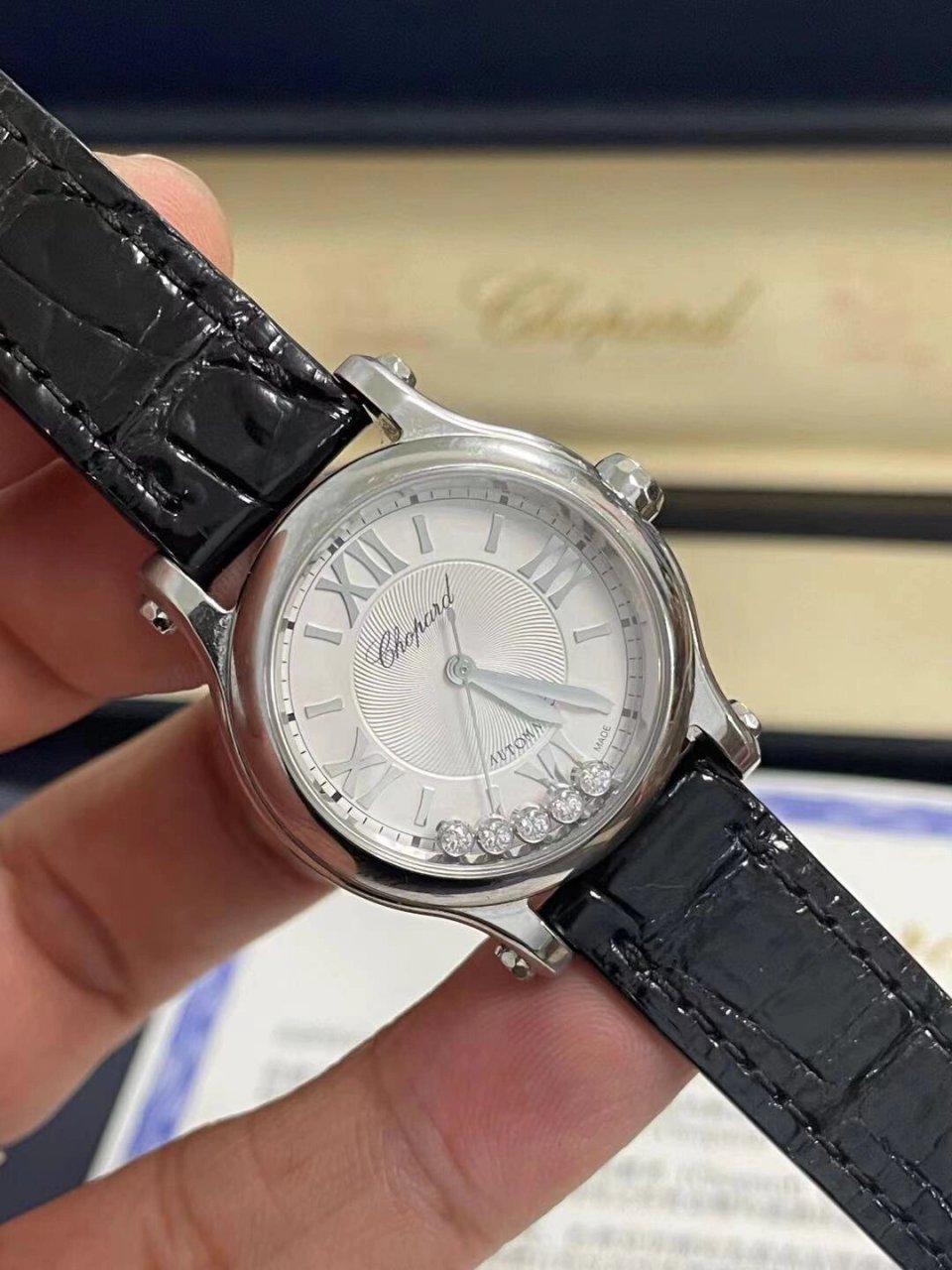 萧邦快乐钻石系列 萧邦快乐钻石女表属于高档次的奢侈品.