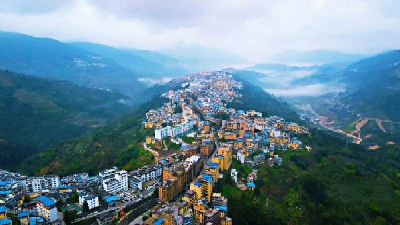 绿春～中国山顶第一县 云南省红河州绿春县的县城大部分建在山顶上,被