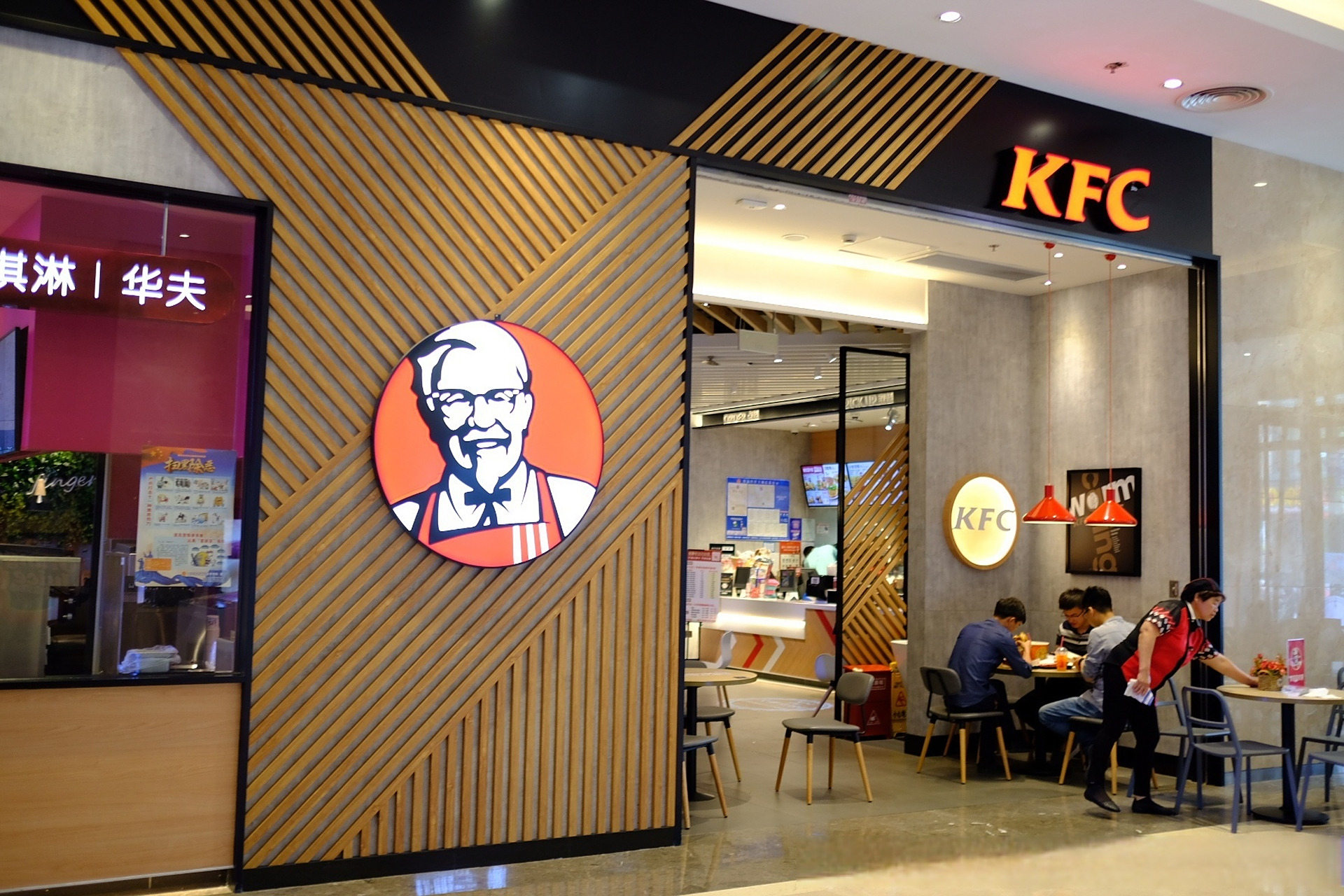 女子在肯德基上厕所遭偷拍 当地时间4月14日,一则消息在中国社交媒体