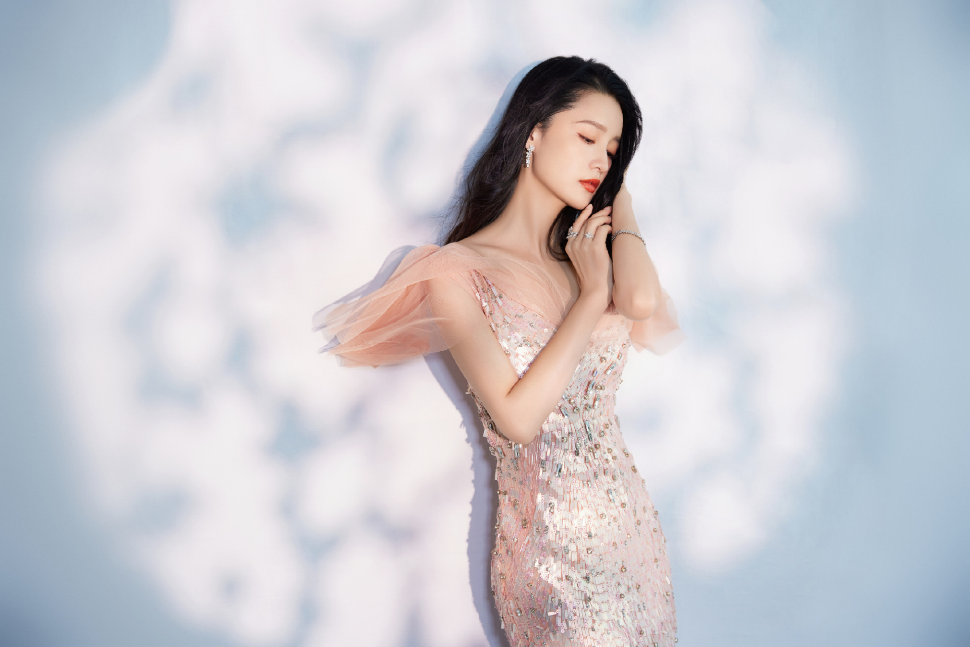 李沁卷发纱裙舞台造型大片:精致甜美,浪漫迷人.