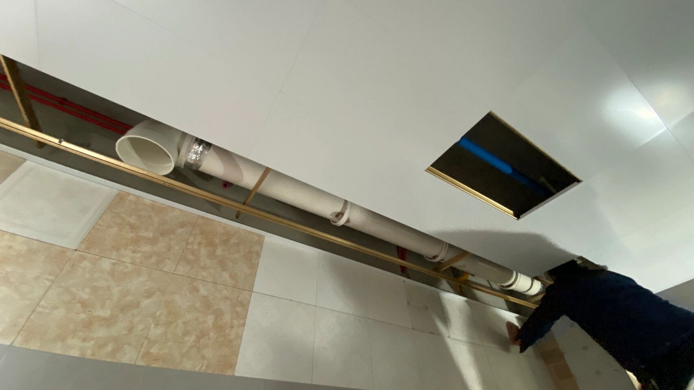 今天装厨卫吊顶的师傅说你这个排烟管绝了,一劳永逸,还给装抽油烟机的