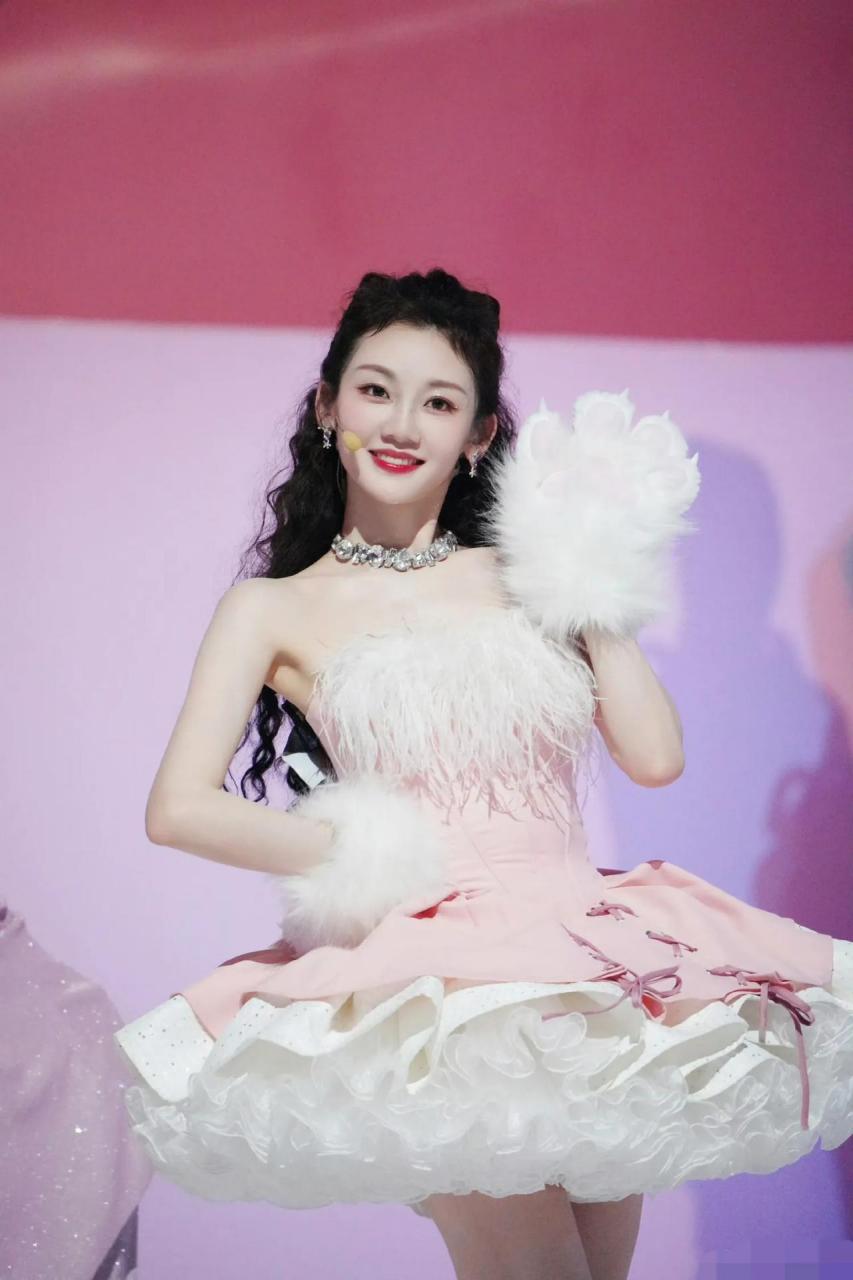 不愧是来自中国最厉害的总政歌舞团,尽管生了三个孩子,业务水平一点