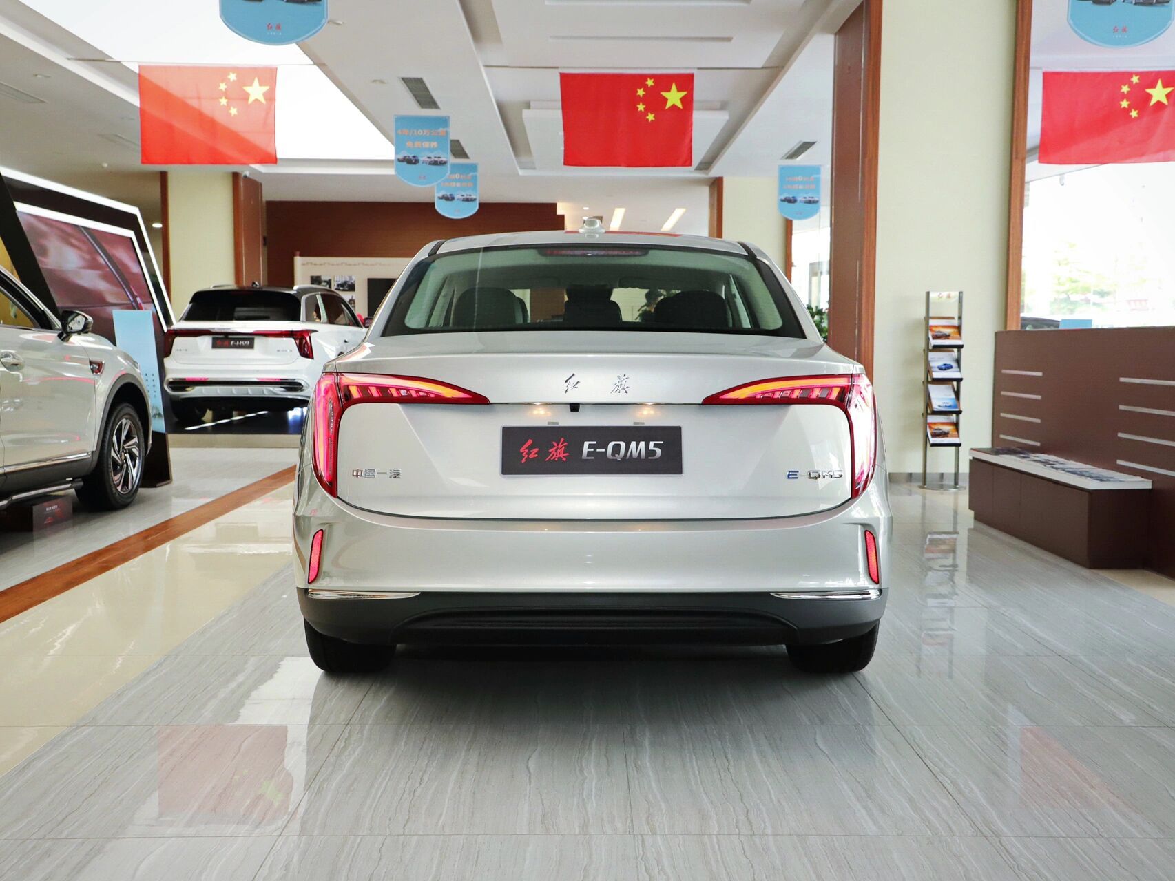 红旗e-qm5  2021款  充电  滴滴版  指导价 239800   开票价189000