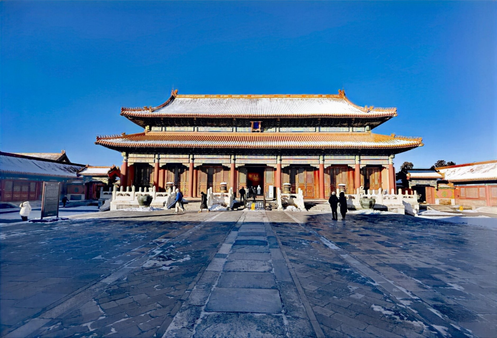 慈宁宫 慈宁宫是故宫的原清代皇太后居住的正宫,慈宁宫门前有一东西向