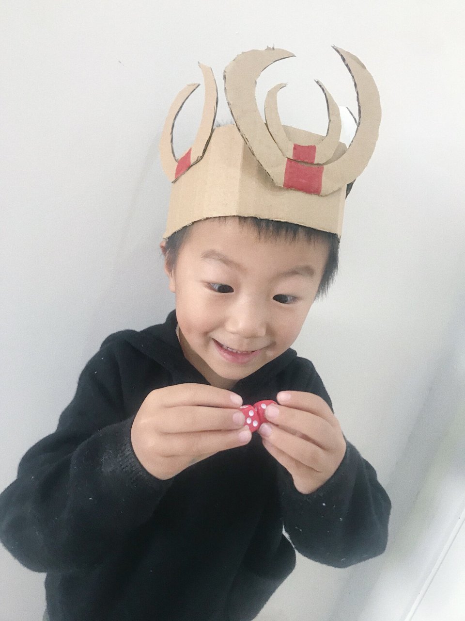 自制独龙族头饰 幼儿园作业:给孩子手工制作本民族的头饰 真是绞尽脑