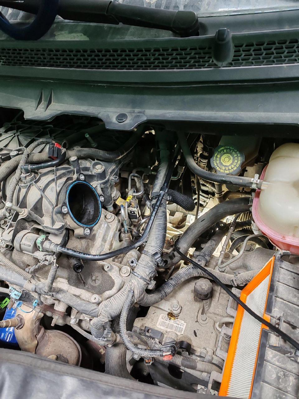 别克gl8  3.0高压油泵是真费劲,一个螺丝拆了十多分钟!