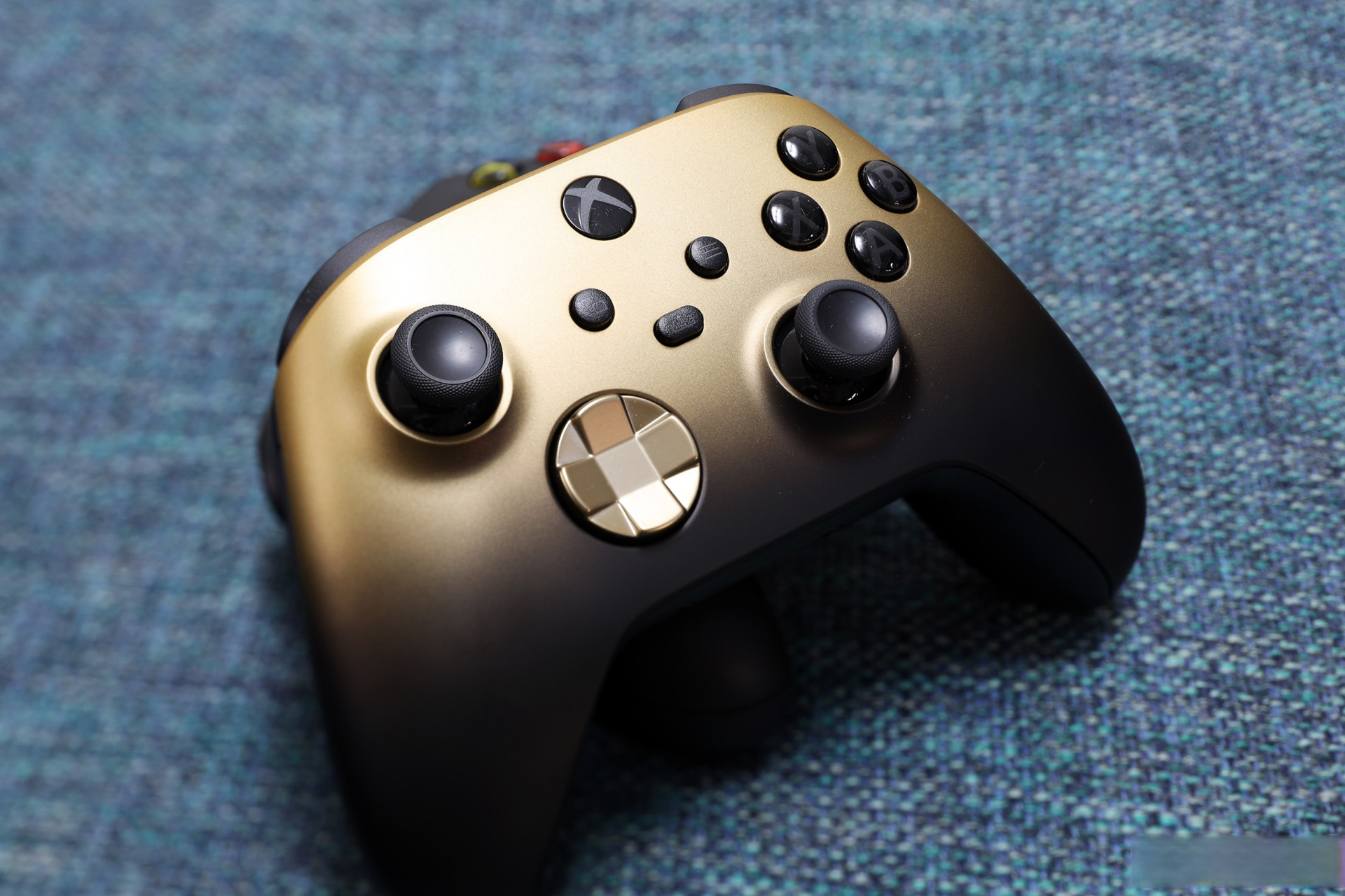 微软最近又双叒叕推出了新的特别版xbox无线手柄:暗影鎏金,撞脸暹罗猫