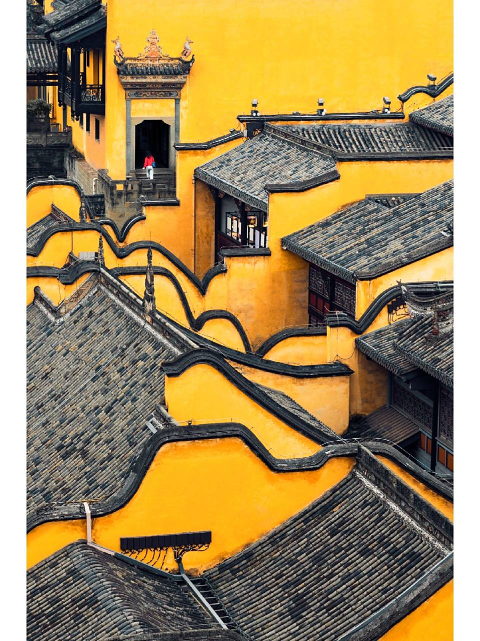 91湖广会馆|重庆 "长焦压缩下的黄色古建筑群鳞次栉比,一袭红衣的