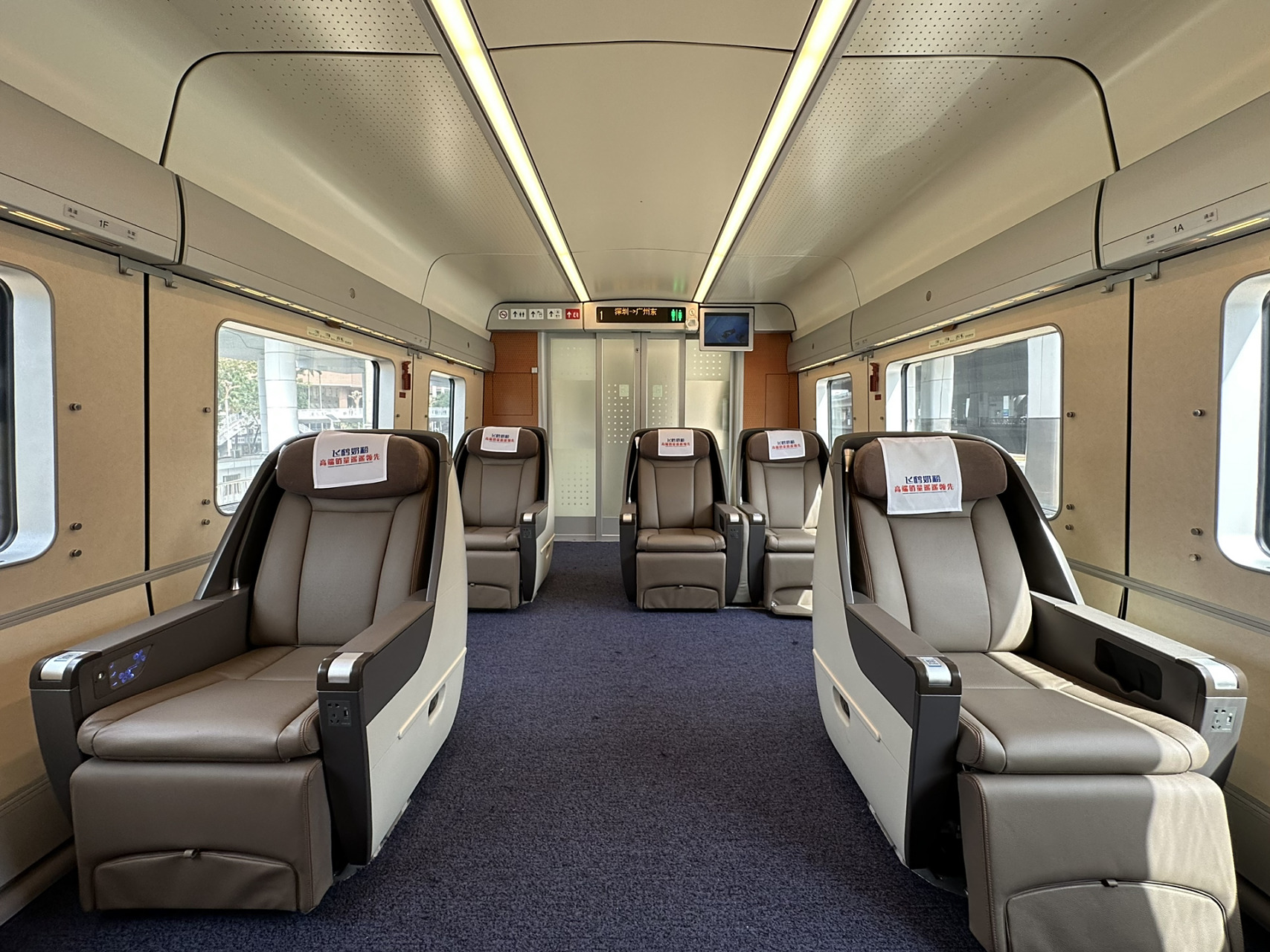 车头和车尾 原本都是一等座 后面利用crh1a车型车门在车厢中间的设计