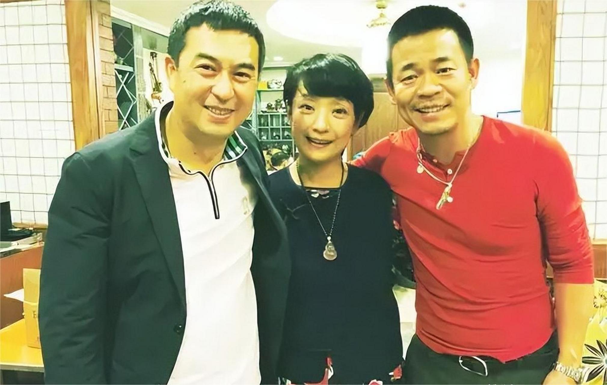 有一次,孙浩去张嘉译家吃饭,张嘉译的老婆王海燕做了一大桌子菜招待