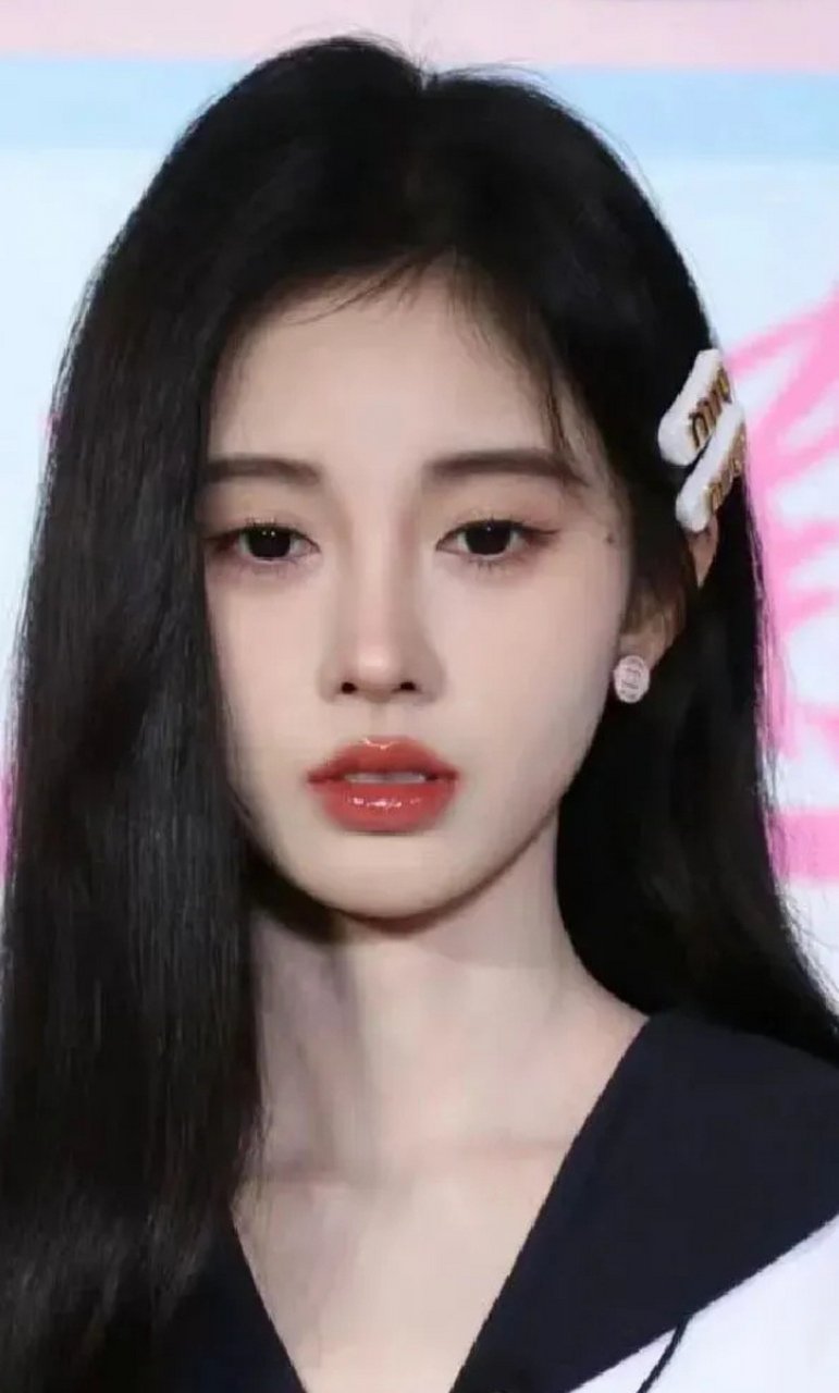 鞠婧祎这眼睛还要贴双眼皮啊?这是她又一项惊人的妆容秘诀吗?