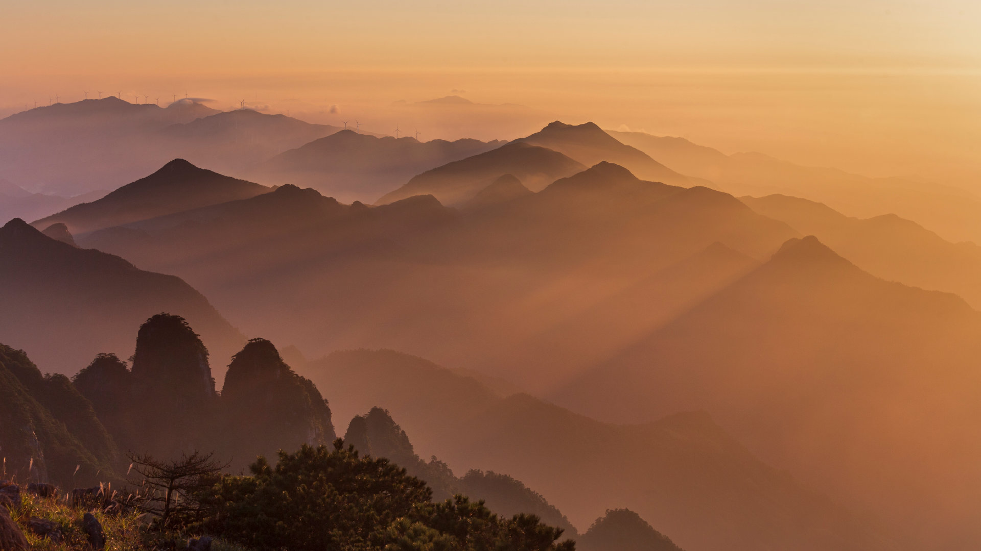 远山云雾把古风意境感拉满# 日出时分,薄雾柔柔地笼罩着群山,恰似