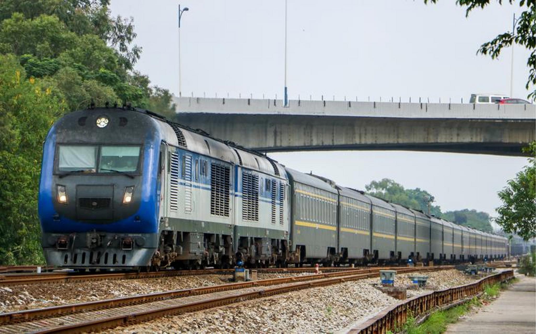 东风11g型内燃机车(df11g),是中国铁路使用的固定重联准高速柴油机车