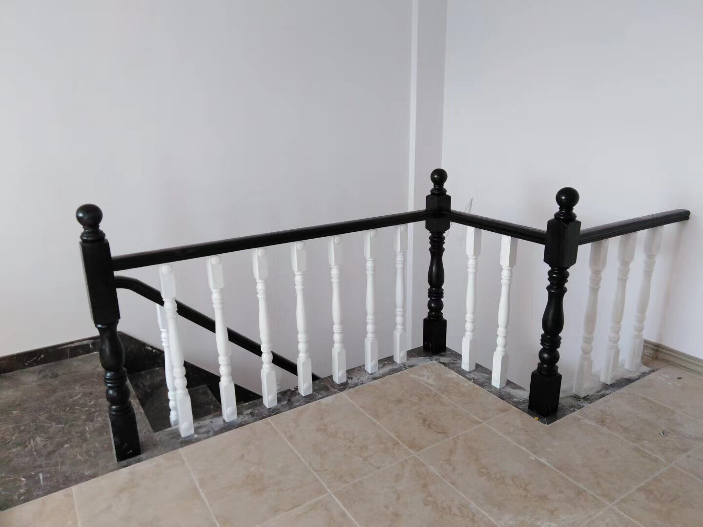 经典黑白配色·层次分明·实木楼梯扶手…… 层次最分明的一款实木