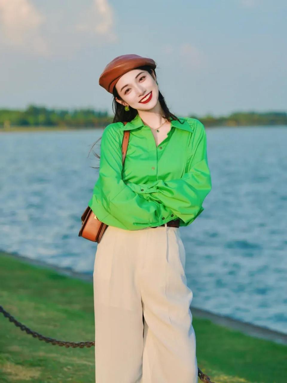 清新亮眼的绿色,真的是打破秋冬枯燥氛围的关键所在,翠绿色的衬衫搭配