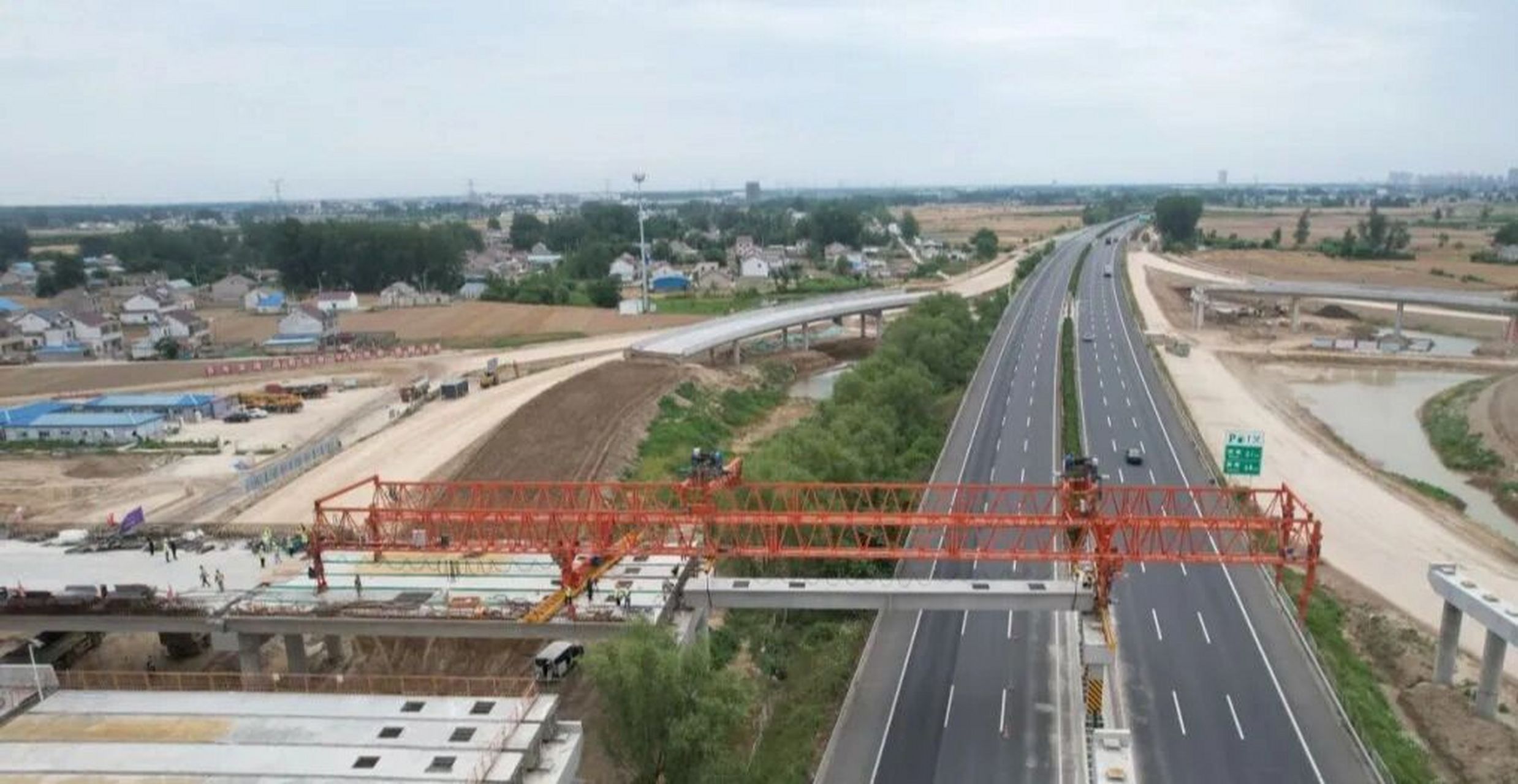 滨淮高速盐城段滨海枢纽上跨沈海高速主线桥首片预制箱梁顺利完成安装